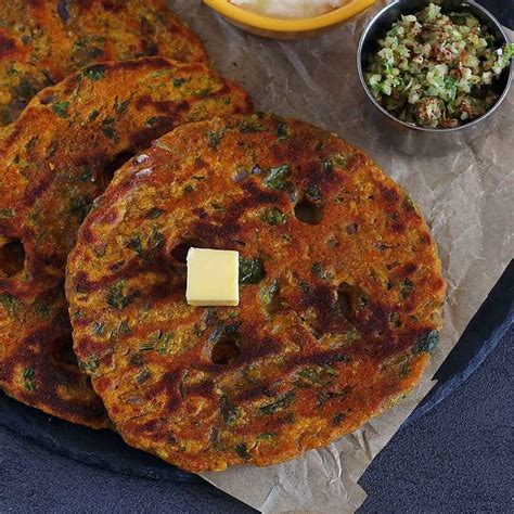  Thalipeeth - Is This Crispy South Indian Flatbread Hiding a Secret Symphony of Flavors?